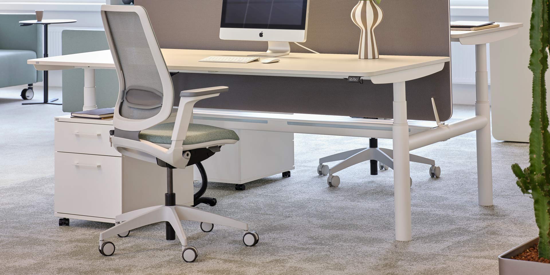 Bueroraum Lebensraum ausgestattet mit Sedus Tisch, Sedus Drehstuehl und Sedus Container für modernes Arbeiten im Buero oder Home-Office