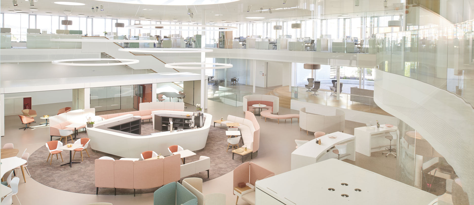 Sedus Grossraum, Bueroraum und Lebensraum mit Meeting-Inseln, Wohlfuehlzone und Ecklounge. Flexible Arbeitsplaetze ausgestattet mit Sedus Drehstuehlen und Tischen für modernes Arbeiten mit individuellem Buero-Flair.