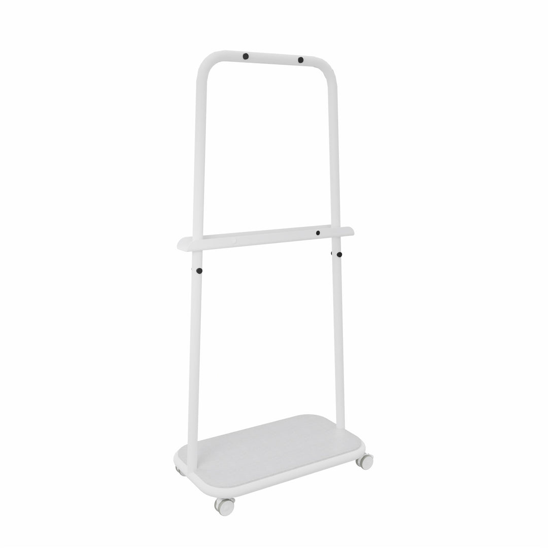Workwell Sedus se lab rack mit der Gestellfarbe purweiss, Boden Filz hellgrau mit Rollen.